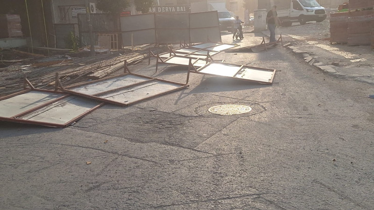 Meteoroloji uyarmıştı... İstanbulda şiddetli fırtına: Çatılar uçtu, ağaçlar devrildi