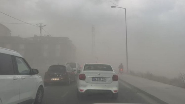 İstanbul'da şiddetli fırtına… Meteoroloji uyarmıştı, vatandaşlar zor anlar yaşadı