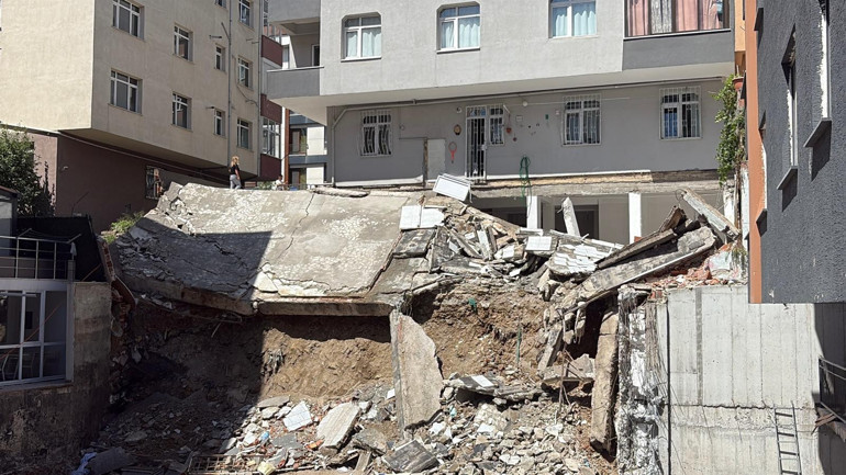 Kağıthane’de kentsel dönüşüm yıkımında kepçe komşu binanın balkonunu yıktı: Deprem oluyor zannettik