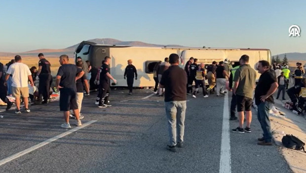 Kütahya’da yolcu otobüsü bariyerlere çarpıp devrildi: 31 yaralı