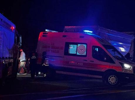 Mardin’de otomobil ile kamyonun çarpıştığı kazada 3 kişi öldü, 5 kişi yaralandı