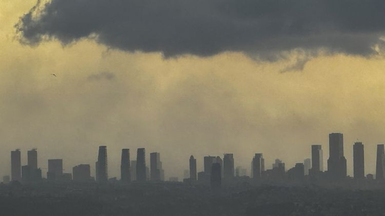 Meteoroloji uyarmıştı... İstanbulda şiddetli fırtına: Çatılar uçtu, ağaçlar devrildi