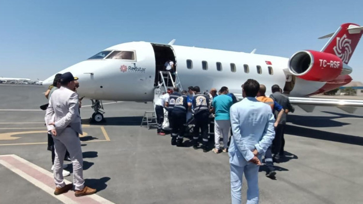 Mısır'da trafik kazası geçiren 3 Türk vatandaşı Türkiye'ye getirildi 2 Mısır'da trafik kazası geçiren 3 Türk vatandaşı Türkiye'ye getirildi