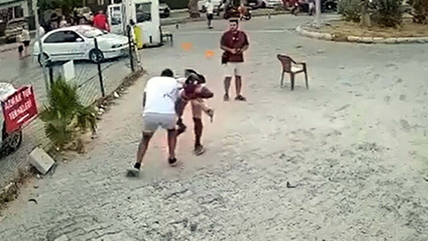 Muğla’da sokak ortasında bıçaklı kavga! Birbirini yaralayan iki kişiden birinin durumu ağır