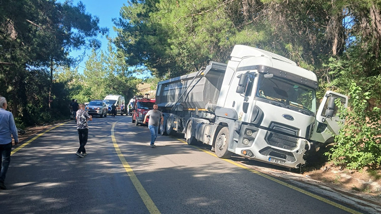Osmaniye’de hafriyat kamyonu ile otomobil çarpıştı; 1 ölü, 2 yaralı 2 Osmaniye’de hafriyat kamyonu ile otomobil çarpıştı; 1 ölü, 2 yaralı