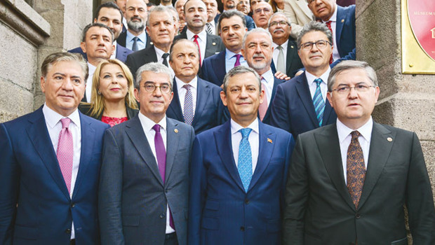 Özel ve ekibi CHP’den istifa etti… ‘Yeni Parti’ 91 vekille kuruldu