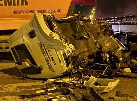 Sincan’da feci kaza: TIR’a çarpan hafriyat kamyonunun kupası koptu!