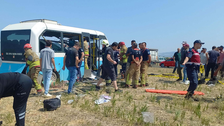 Son dakika... Manisa’da iki minibüs çarpıştı: Ölü ve yaralılar var 2 Son dakika... Manisa’da iki minibüs çarpıştı: Ölü ve yaralılar var