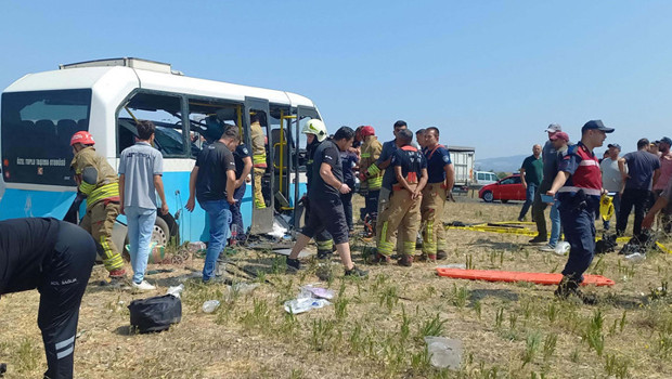 Son dakika... Manisa’da iki minibüs çarpıştı: Ölü ve yaralılar var