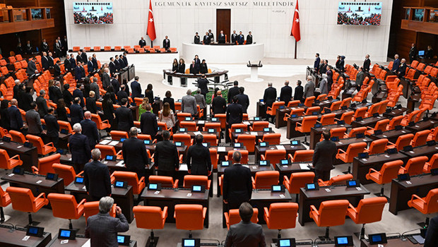 Sosyal medyaya ve doğum iznine yönelik düzenlemeleri de içeren kanun teklifinin komisyon görüşmeleri ertelendi