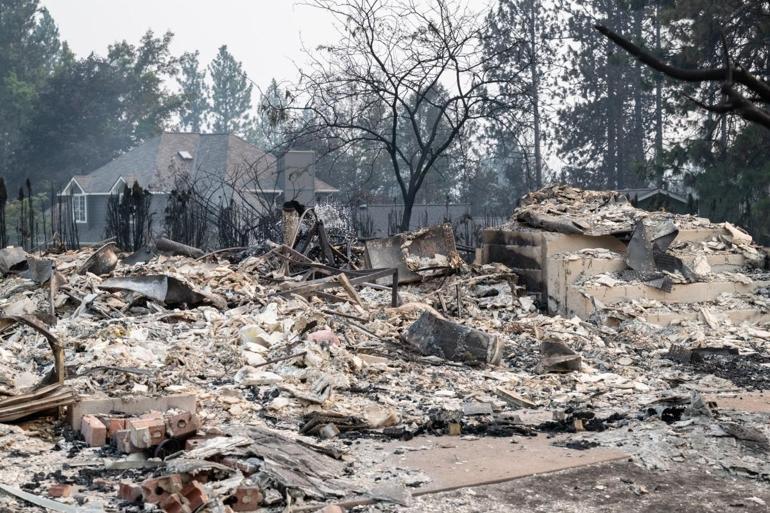 ABD'de orman yangını felaketi! 60 bin kişi tahliye edildi, 600'den fazla yapı kül oldu 4 ABD'de orman yangını felaketi! 60 bin kişi tahliye edildi, 600'den fazla yapı kül oldu