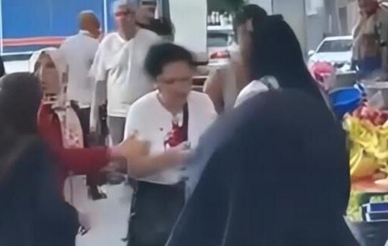 Beyoğlunda pazarda armut seçme kavgası: Kadın müşterinin kafasına kalas fırlatan esnaf tutuklandı