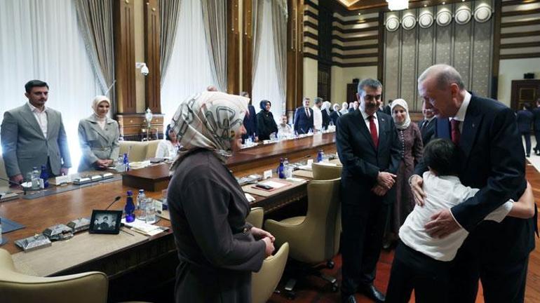 Cumhurbaşkanı Erdoğan, okul saldırısında hayatını kaybeden öğrencilerin aileleriyle görüştü 3 Cumhurbaşkanı Erdoğan, okul saldırısında hayatını kaybeden öğrencilerin aileleriyle görüştü