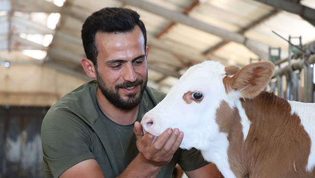 Diplomasını duvara değil, üretime astı