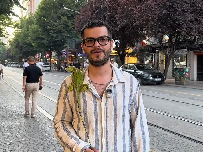 Eskişehir'de sıra dışı yürüyüş: İguanayla kent turu attı