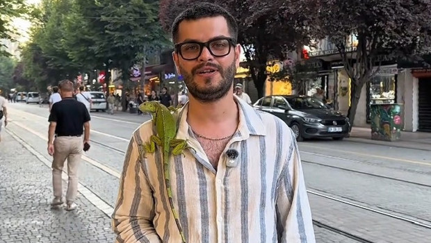 Eskişehir'de sıra dışı yürüyüş: İguanayla kent turu attı