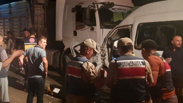 Hatay'da feci kaza… Servis minibüsü ile tır çarpıştı: Ölü ve yaralılar var