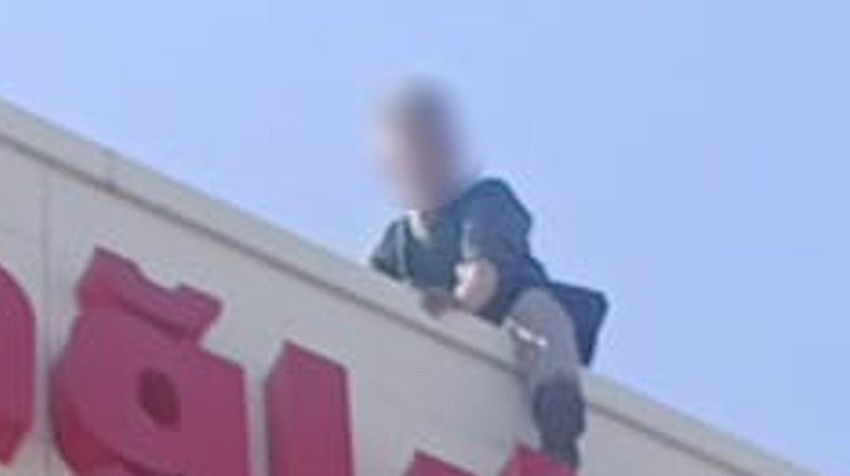 Hatayda ilginç ikna yöntemi Çatıdaki şahsı Karpuz keselim gel diyerek indirdiler