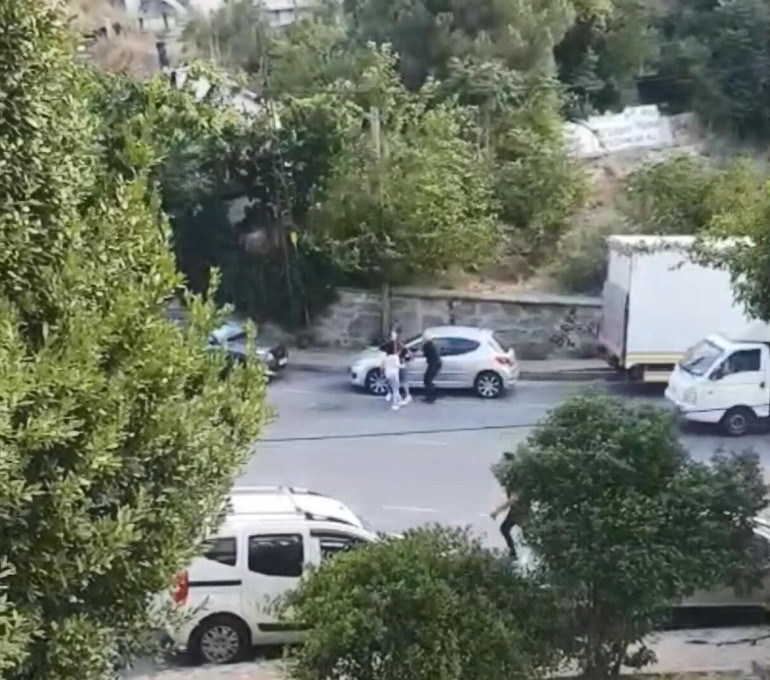 İstanbulda kaydedildi: Soda şişesi ile ablasına kabusu yaşattı