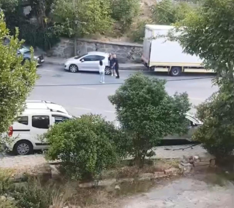 İstanbulda kaydedildi: Soda şişesi ile ablasına kabusu yaşattı
