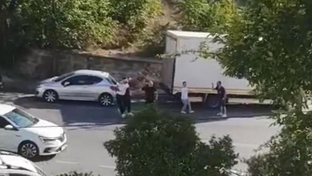 İstanbul’da kaydedildi: Soda şişesi ile ablasına kabusu yaşattı
