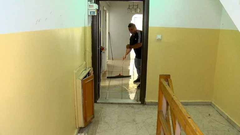Komşu değil sanki düşman İnat etti, eve usta sokmuyor: Alt kattakilere aylardır kabusu yaşatıyor