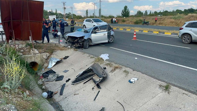 Otomobil menfeze çarptı; aynı aileden 2 ölü, 4 yaralı