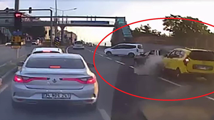 Tam bir trafik canavarı! Zincirleme kazanın görüntüsü 'pes' dedirtti 2 Tam bir trafik canavarı! Zincirleme kazanın görüntüsü 'pes' dedirtti