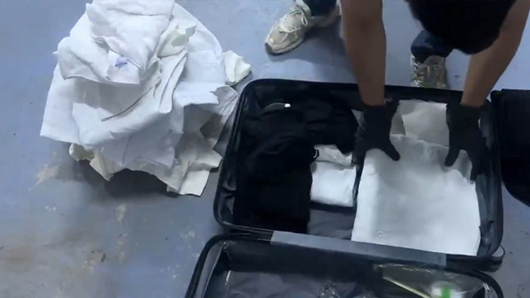 Valizdeki kıyafetlere emdirilmiş 7 kilo metamfetamin ele geçirildi 2 Valizdeki kıyafetlere emdirilmiş 7 kilo metamfetamin ele geçirildi