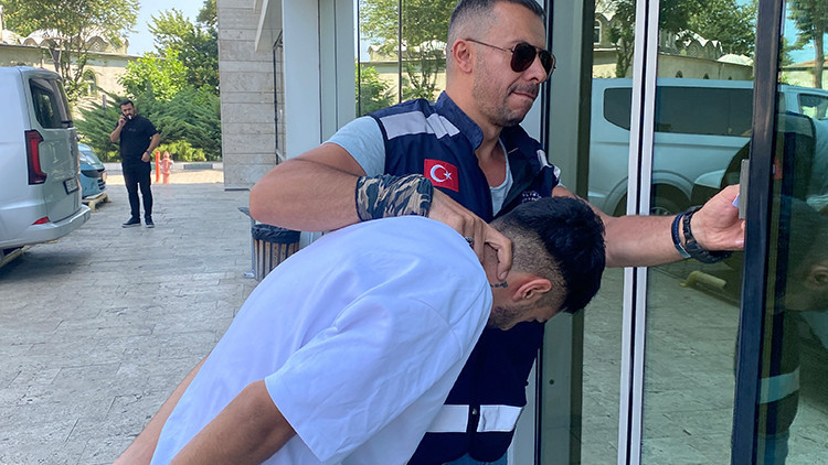 Yemek kepçesi ile dehşet: Genç kızın kollarını yaktı 2 Yemek kepçesi ile dehşet: Genç kızın kollarını yaktı