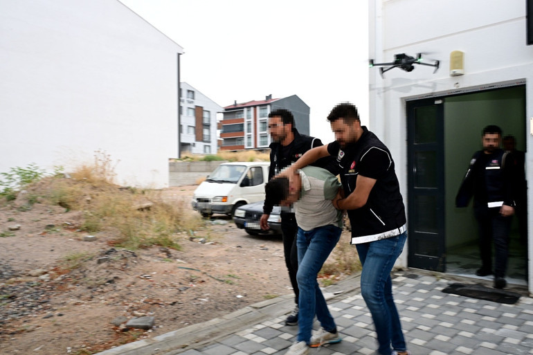 4 ilde eş zamanlı uyuşturucu operasyonu: Yurt dışından yutarak getirmişler, 33 gözaltı