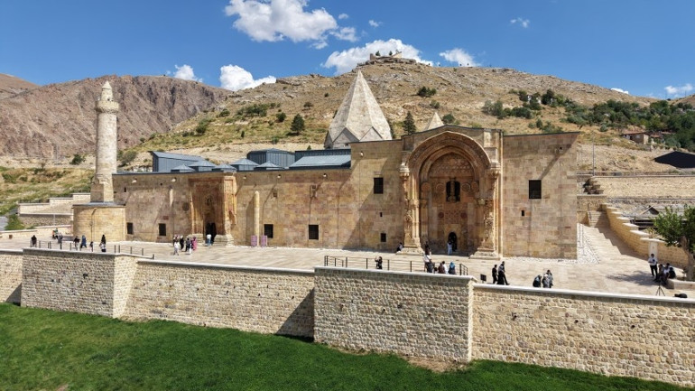 798 yıllık UNESCO mirası Divriği Ulu Caminin gönüllü elçisi oldu: Ziyaretçiler boş taşa bakmasın