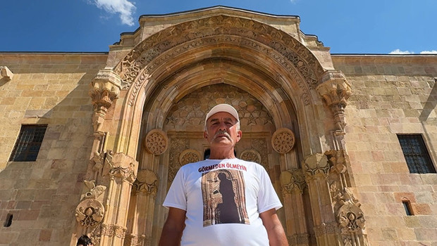798 yıllık UNESCO mirası Divriği Ulu Cami’nin gönüllü elçisi oldu: Ziyaretçiler boş taşa bakmasın