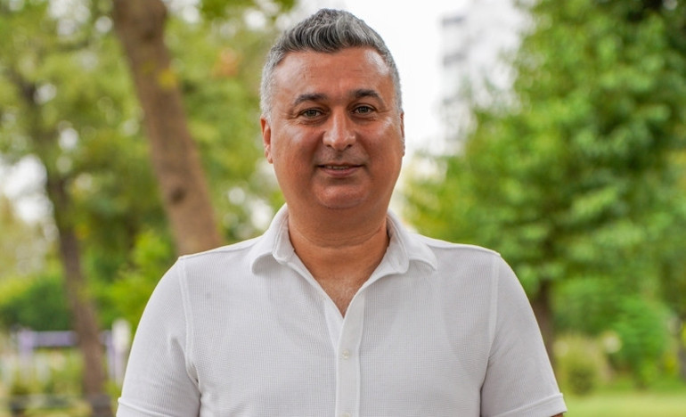 8 yıllık kabus bitti: Haksız yere 14 ay hapis yatan Özgür öğretmen görevine dönüyor