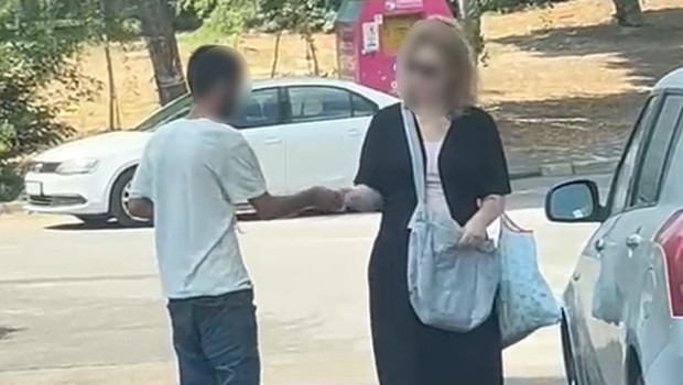 Adana’da şoke eden anlar: Uçucu madde kullanan şahıs kadının yolunu kesip para aldı
