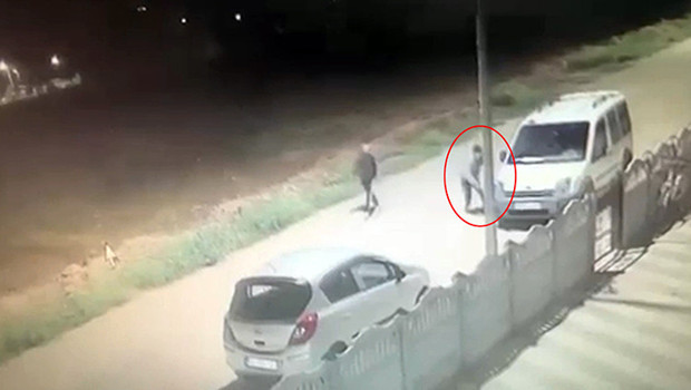 Afyonkarahisar’da vandallık kamerada: Araçların lastiklerini kesip kaçtılar