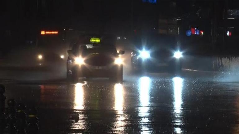 Ankara'da gece saatlerinde şiddetli yağmur! Binaları su bastı 4 Ankara'da gece saatlerinde şiddetli yağmur! Binaları su bastı