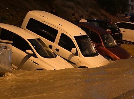 Ankara’da sel nedeniyle yol çöktü! Çok sayıda araç hasar gördü