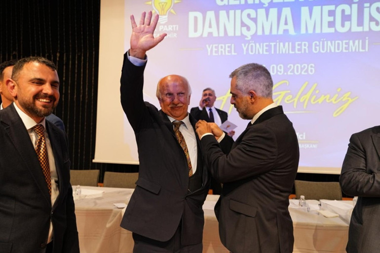 Ataşehirde 6 meclis üyesi AK Partiye katıldı: 1i İBB meclis üyesi