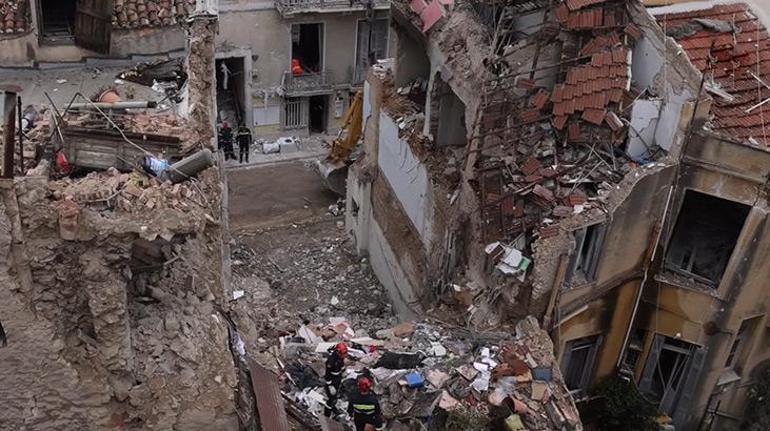 Atina'da yıkılan binada 4 kişinin cesedine ulaşıldı