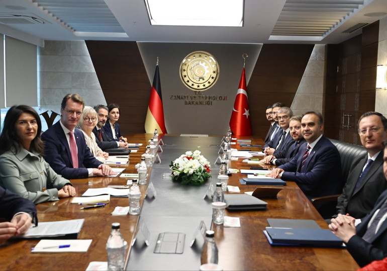 Bakan Kacır, Almanya’nın Kuzey Ren-Vestfalya Eyaleti Başbakanı Wüst ile bir araya geldi