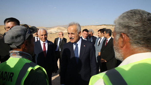 Bakan Uraloğlu, Siirt-Pervari Yolu ve Siirt-Kurtalan Demir Yolu çalışmalarını inceledi