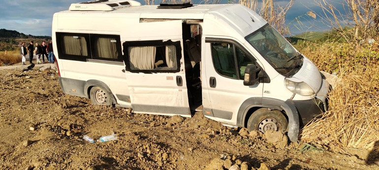 Balıkesirde işçi servis minibüsü şarampole yuvarlandı; 13 yaralı