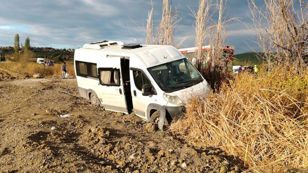 Balıkesir’de işçi servis minibüsü şarampole yuvarlandı; 13 yaralı