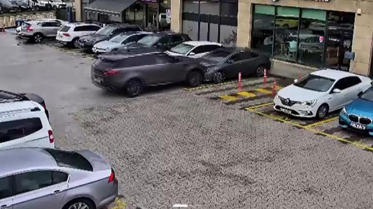 Çekmeköy'de iki aracın kafeye girdiği kaza kamerada!