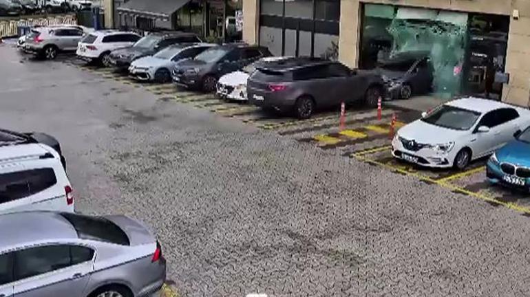 Çekmeköy'de iki aracın kafeye girdiği kaza kamerada!