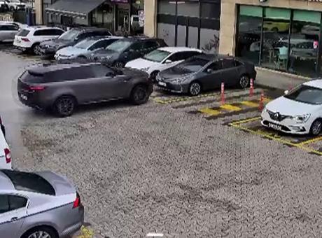 Çekmeköy’de iki aracın kafeye girdiği kaza kamerada!