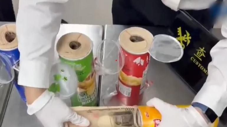 Cips kutularından balya balya para çıktı! İşte o anlar