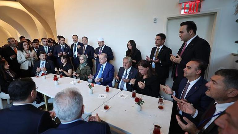 Cumhurbaşkanı Erdoğan New York'ta uğradığı kafede vatandaşlarla sohbet etti