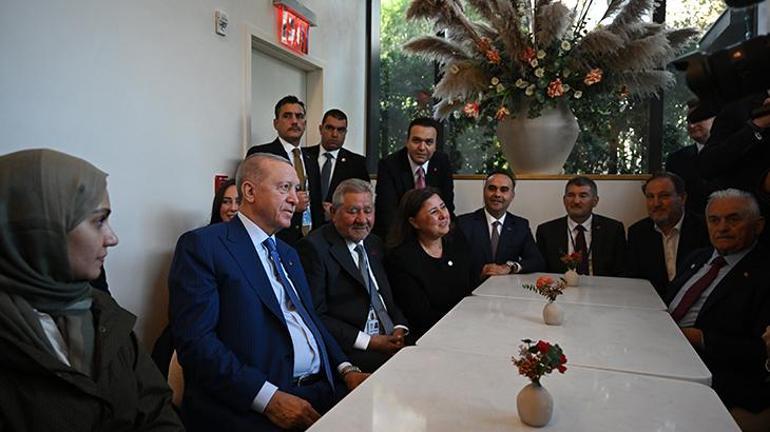 Cumhurbaşkanı Erdoğan New York'ta uğradığı kafede vatandaşlarla sohbet etti